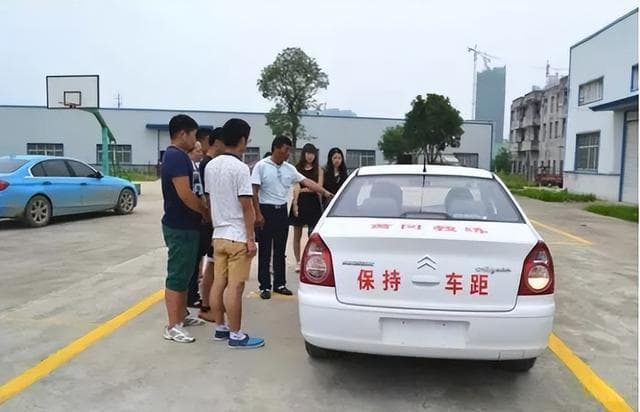 为啥考C1驾照的人越来越少？驾校教练说出真相，谁考谁是冤大头