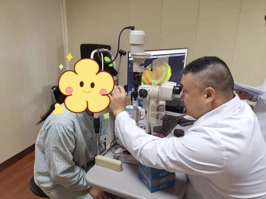 高度近视易发生视网膜脱离，定期眼底检查非常重要