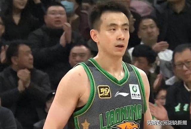 大胜山东赛后太温馨！张镇麟与全队致敬，杨鸣与两赛季新援打闹！