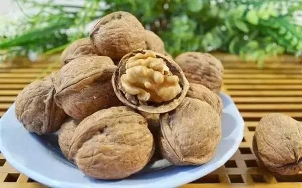 高血压患者必读：远离这些“升压食物”，做好生活管理