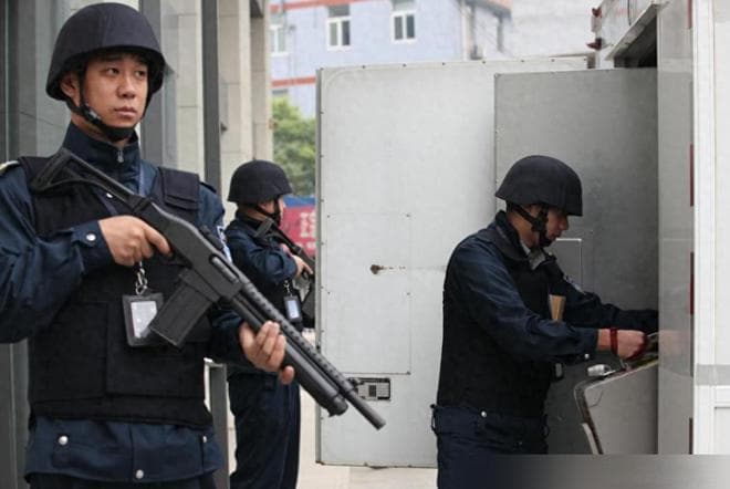 运钞员为何偏爱霰弹枪？解析警用枪械选择背后的深意
