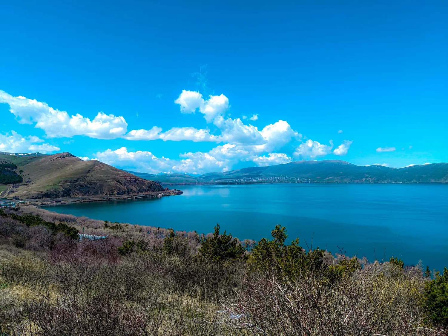 云南最大高原深水湖：抚仙湖绝美景点与游玩攻略