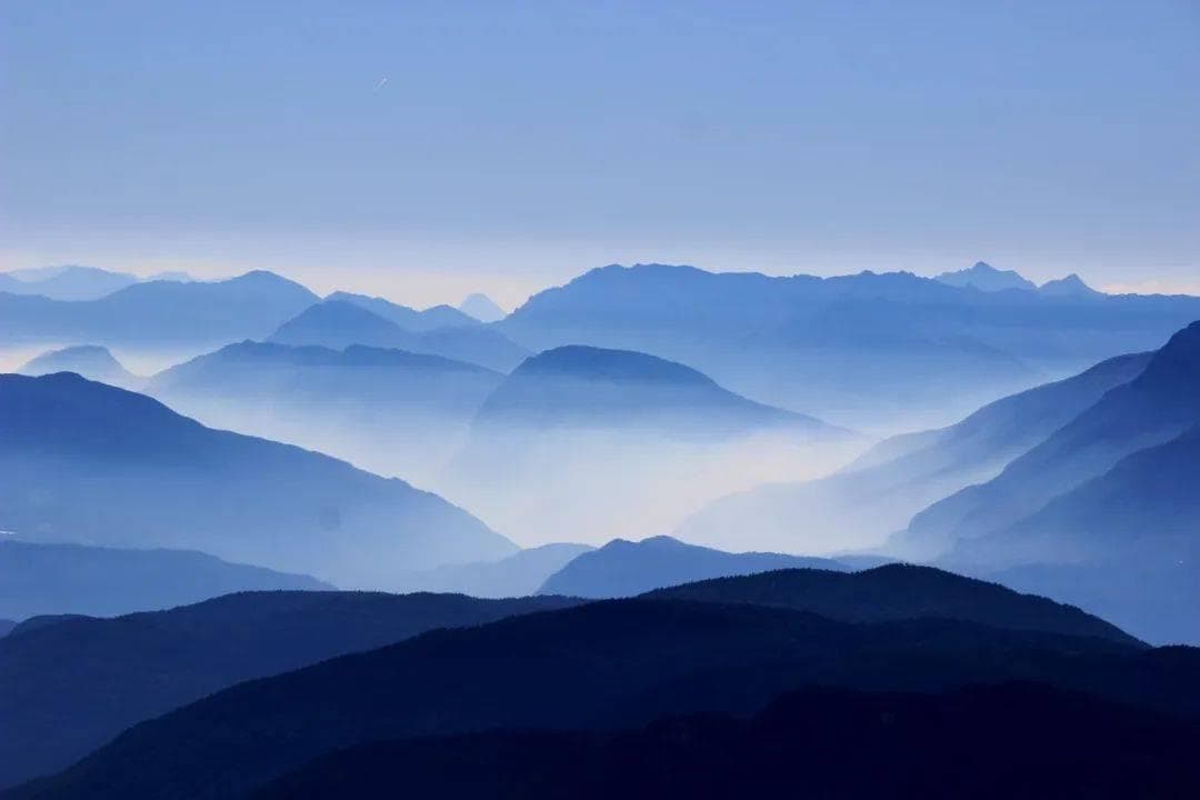 青山不语仍自在，人稳言少亦从容