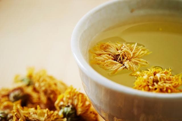 菊花茶饮用须谨慎：六大禁忌与六大搭配，遵循则益于健康