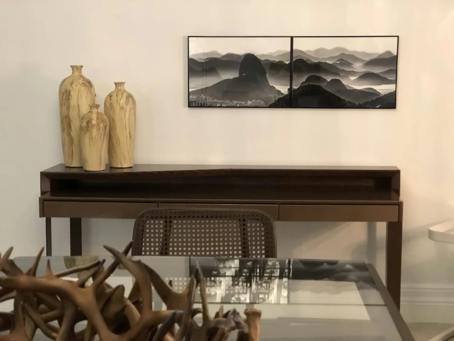 卧室挂画新选择：山水花鸟书法，这样搭配最和谐
