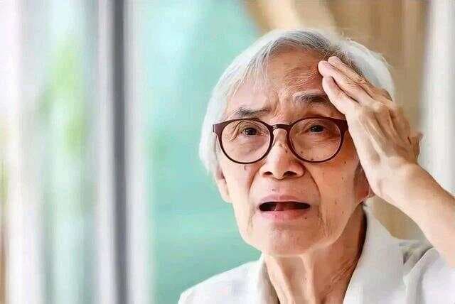 每天坚持一个动作，活跃脑细胞，预防脑退化！八十岁头脑也灵活