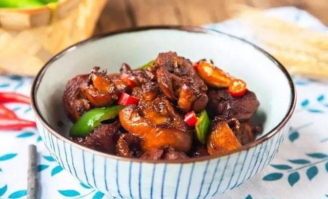 香辣诱人的经典菜品——三杯鸡