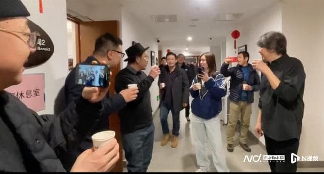 老狼后台版《枫叶红了》火遍全网！“这是音乐最该有的模样”