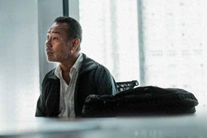 白日之下：写实描绘与反高潮归宿的深思