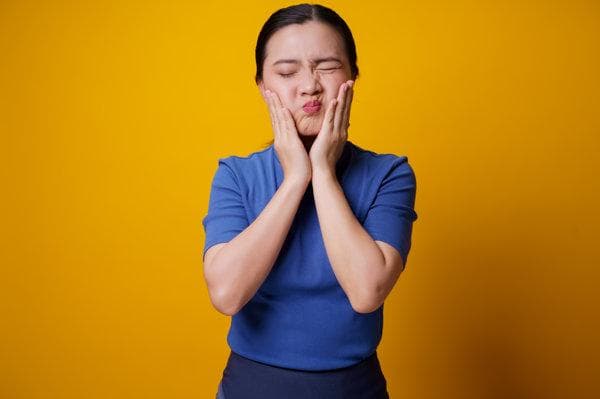 微笑脸抽筋有什么危险？一文详解症状与应对方法