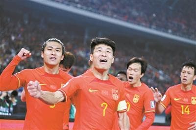 国足今日飞赴日本备战世预赛亚洲区18强赛首轮