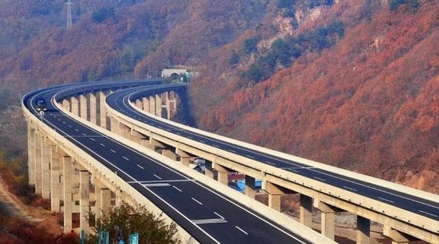 为什么高速公路都用沥青？水泥路和沥青路哪个更好？