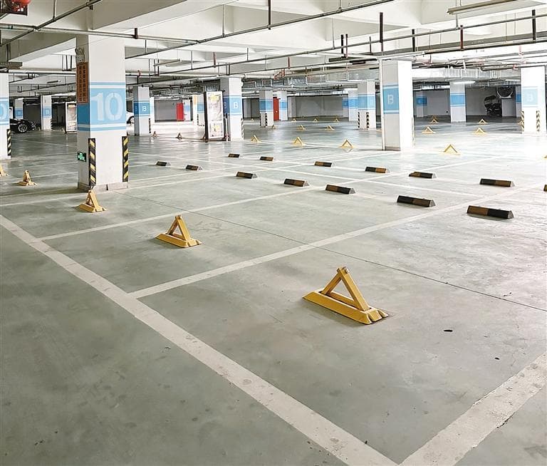 小区地下车库"空荡荡" 开发商"只售不租" 业主面临停车难