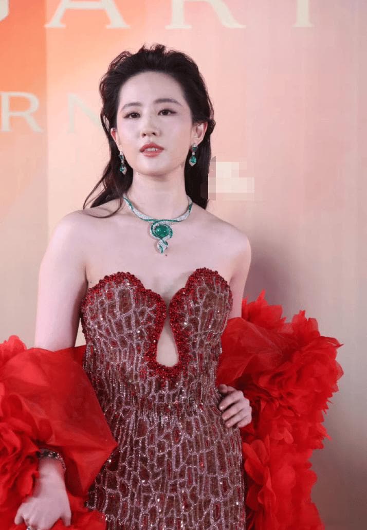 赵露思尝试成熟造型遇质疑，艺人如何突破“外貌标签”？