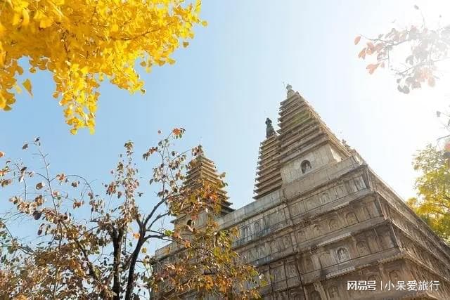 西安长安塔的秋景，塔下感受历史