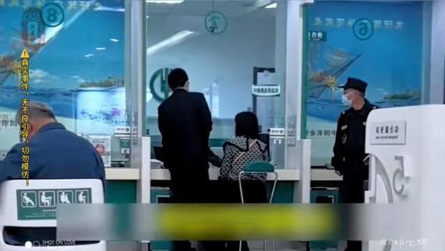 多家银行宣布限额，下调非柜面交易额度，评论区一片倒，专家回应