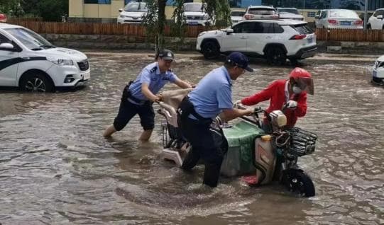 暴雨致霍林郭勒部分道路积水，警方迅速展开救援