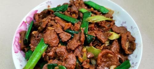 如何做出美味的小炒羊肉（家庭厨房的秘诀和技巧，让你的小炒羊肉更美味）