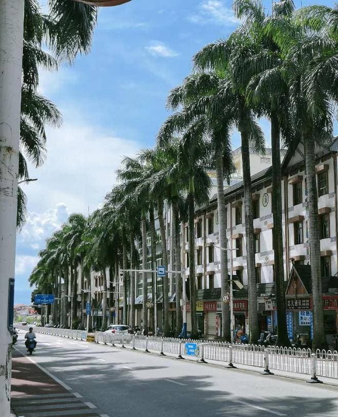 云南德宏州与缅甸接壤三面，芒市曾名潞西，瑞丽如半岛