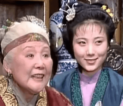 红楼梦中贾母的性格和修养如何?表现在哪一方面？