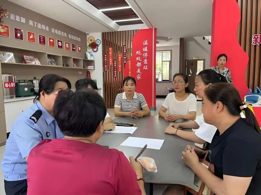 小区的业主委员会和社区是什么关系？