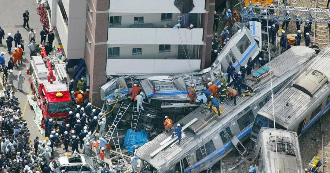日本列车脱轨致107死，因“快”导致的悲剧