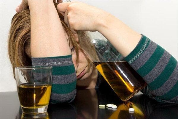 服用克拉霉素期间能否饮酒？