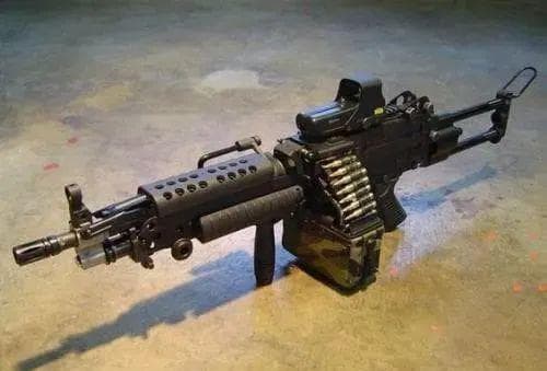世界名枪：被电子游戏带入大众视野的“大菠萝”——M249班用机枪