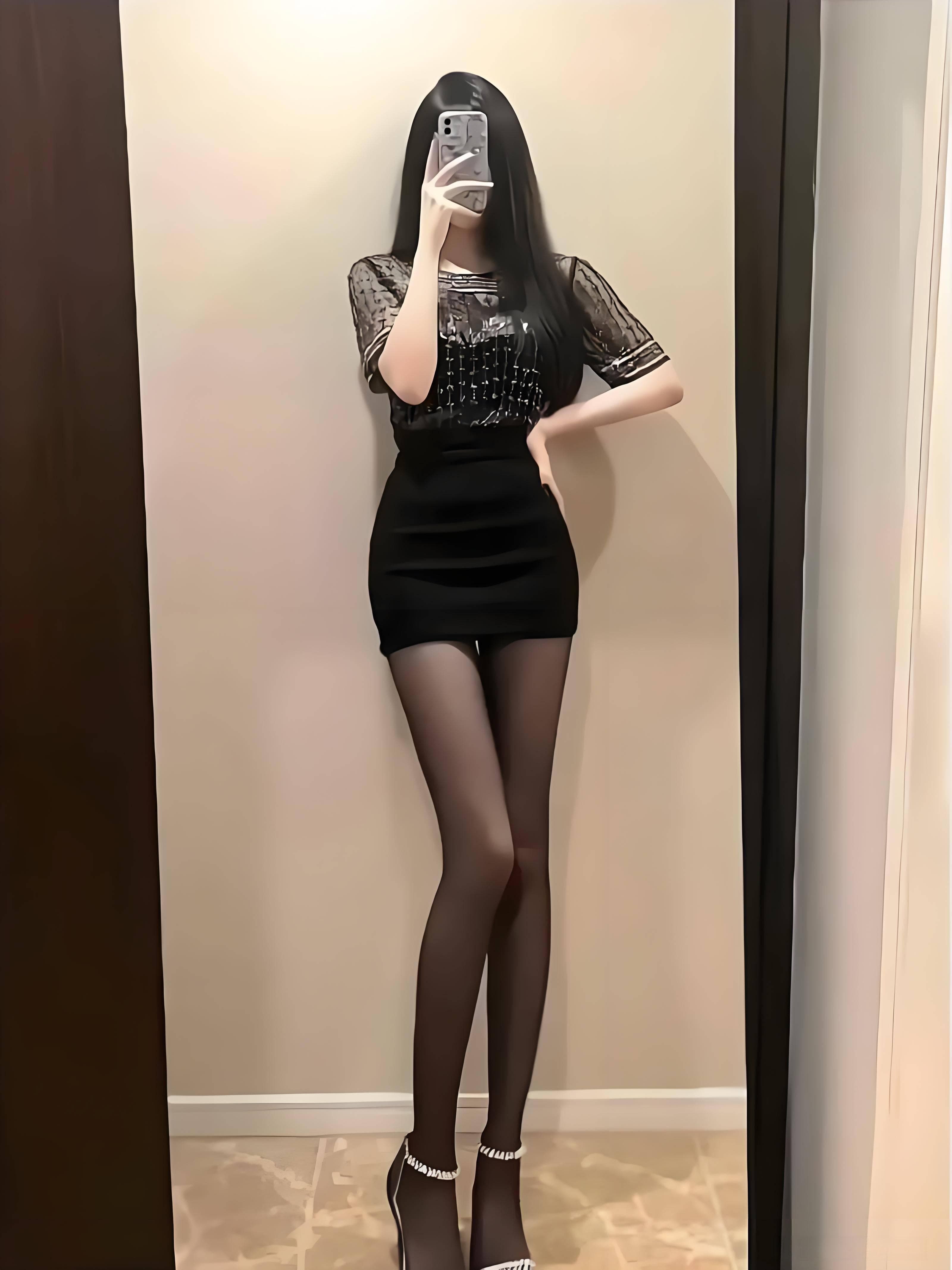 丝袜和裙子的精致搭配术：解锁时尚秘诀