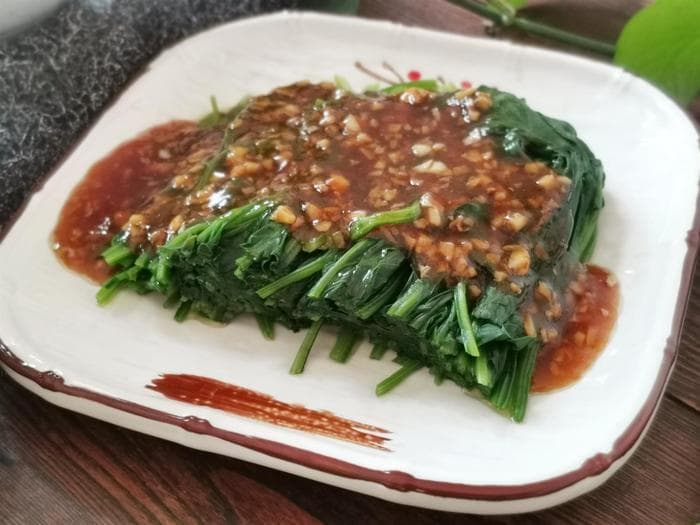 菠菜怎样去除草酸和涩味？多做这一步骤，菠菜味道鲜嫩没涩味