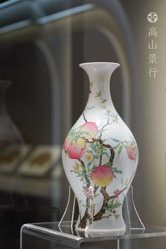 清雍正景德镇窑粉彩蝠桃纹瓶：一段曲折的文物回归之路
