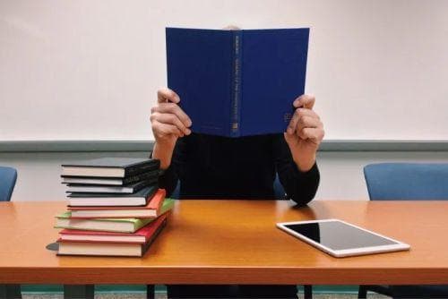 AI技术在教育中的应用与反思：提高学习成绩但降低课堂参与度