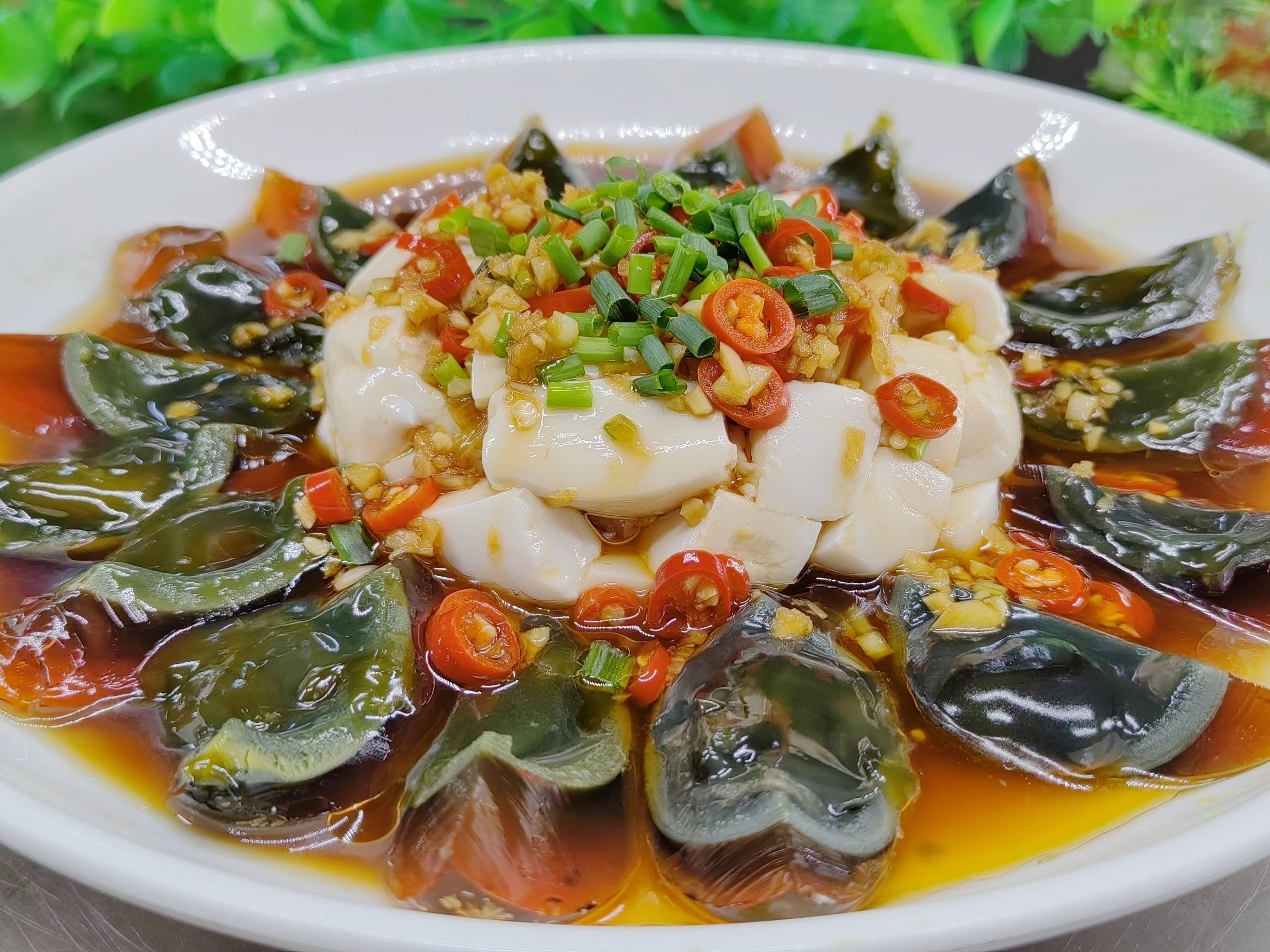 皮蛋拌豆腐要香嫩入味好吃，凉拌汁很重要，告诉你配方一看就会