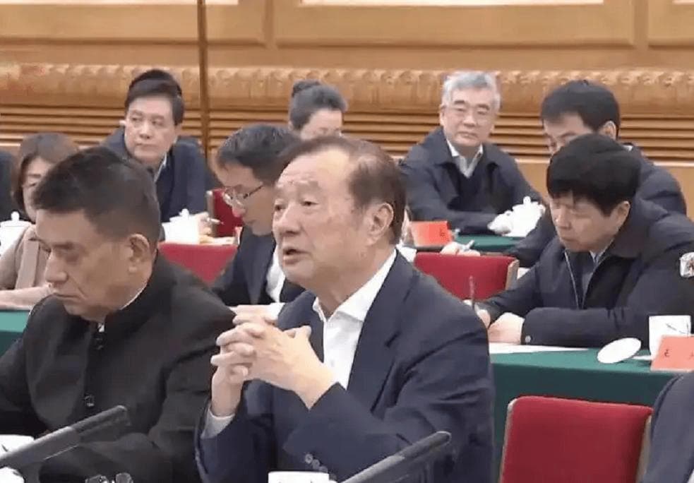 央视曝座谈会现场：马云现身，雷军发言，梁文锋与任正非同坐首排