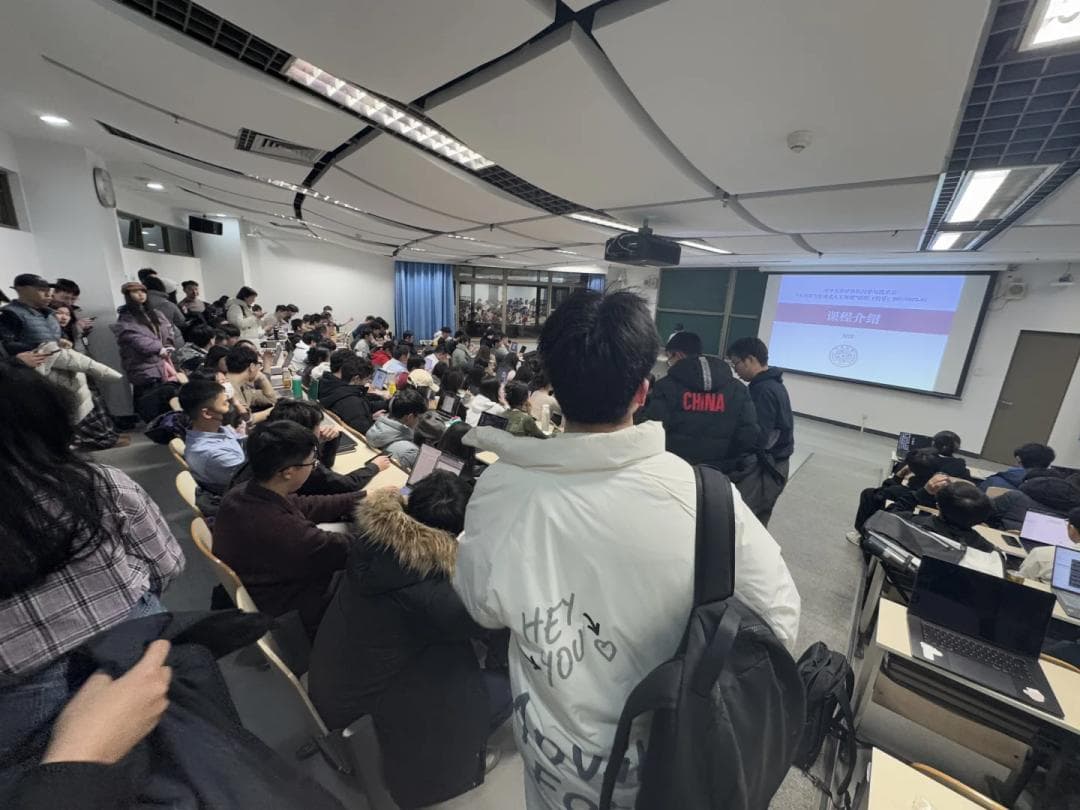 清华大学新学期首节AI大模型课爆满，系方：培养“AI+”人才