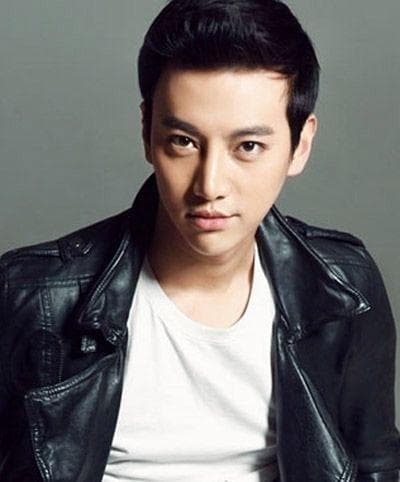 方脸男生的长发发型指南：5款时尚造型推荐