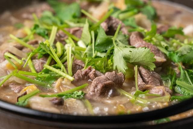 冬天炖羊肉，用料别太复杂！只需“3样料”，肉香汤鲜，不腥不膻