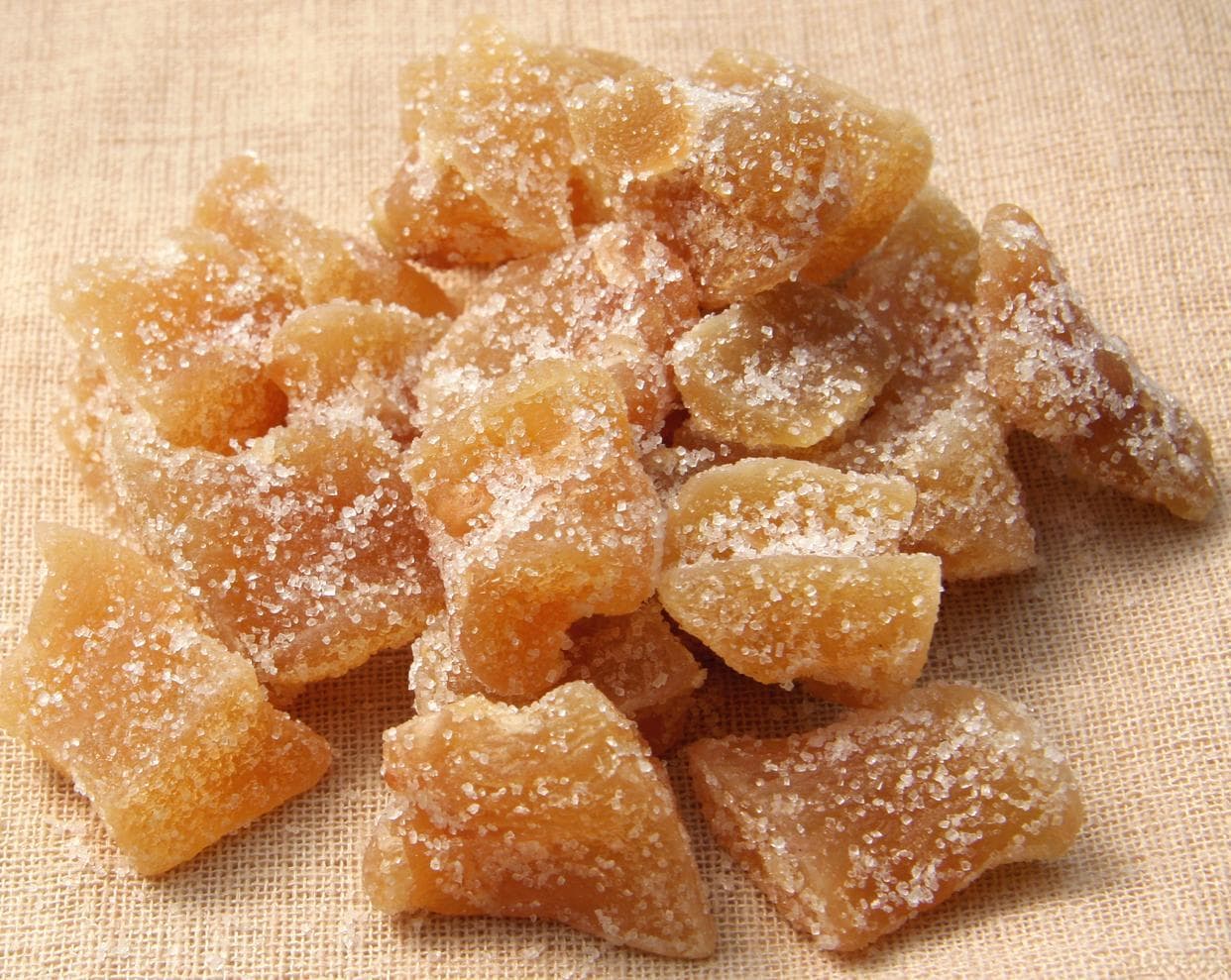 驱寒暖身又润喉：姜糖的养生价值与食用建议