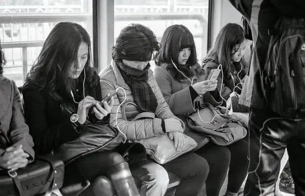当代年轻人，已经成为“无社交一代”了？