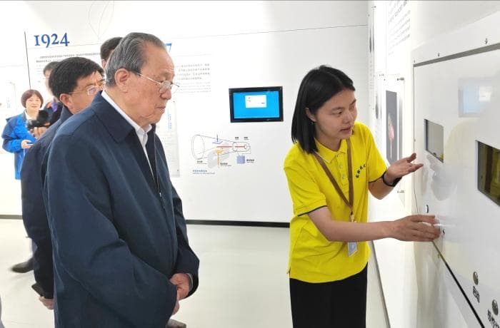 王海舟院士参观开封电子显微镜博物馆：学好技能本领 服务国家科技事业