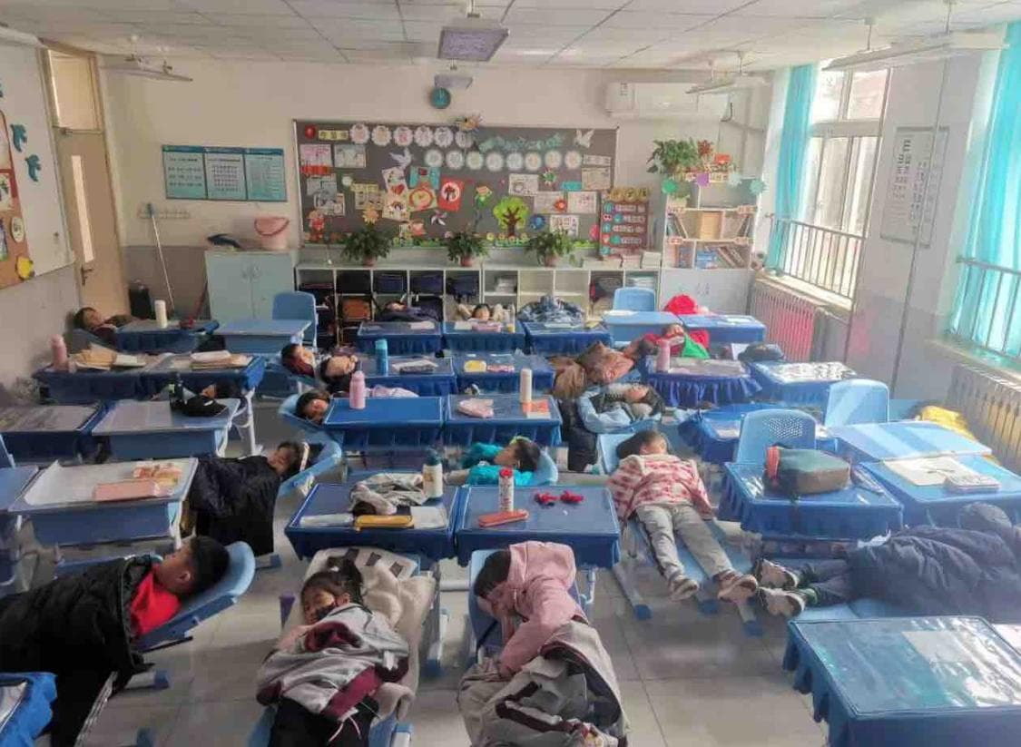 青岛试点午休式课桌椅：从“趴睡”到“躺睡”，学生午休质量全面提升