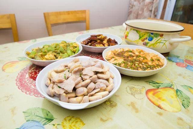 老人什么时候吃晚餐好？