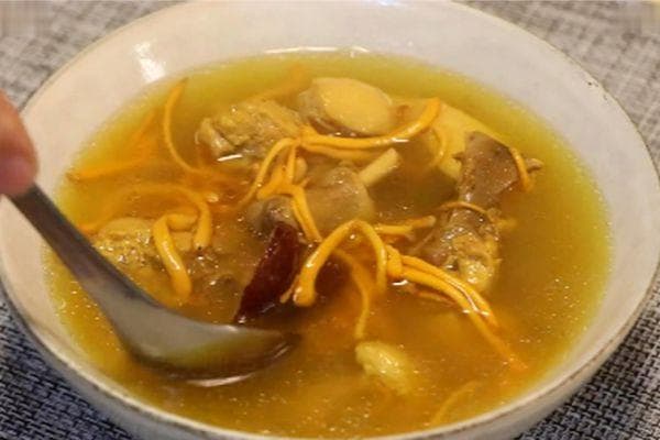老鸭汤，一道传统的中华美食，独特的口感和营养价值深受人们喜爱