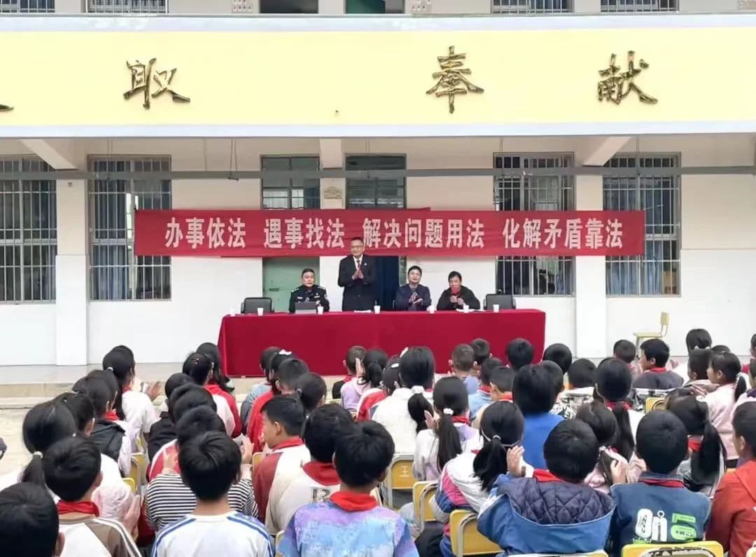禄劝法院转龙法庭打造“无诉村”好“枫”景
