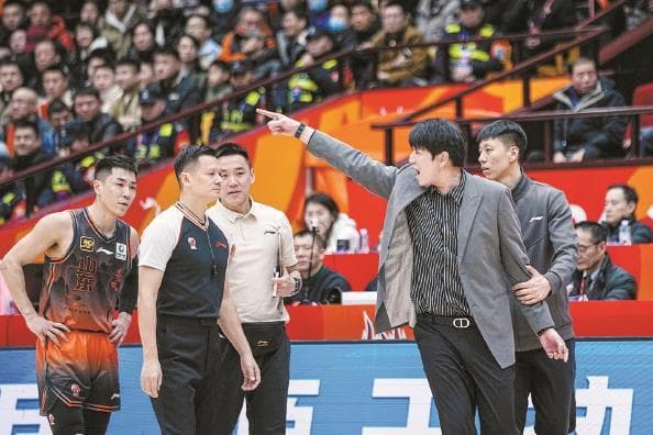 CBA裁判争议频发：如何让裁判不再抢戏？