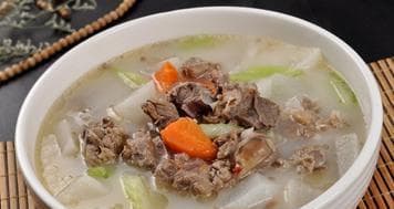 分享一碗美味炖羊肉汤的小技巧（教你如何炖出鲜美入味的羊肉汤）