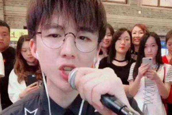抖音戴眼镜小哥哥唱歌：从网红到大歌星，他靠的不只是运气