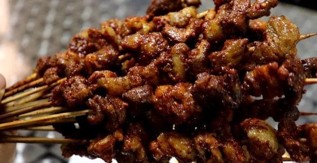 想吃羊肉串不用去夜市，做法诀窍教你在家烤，吃着真过瘾