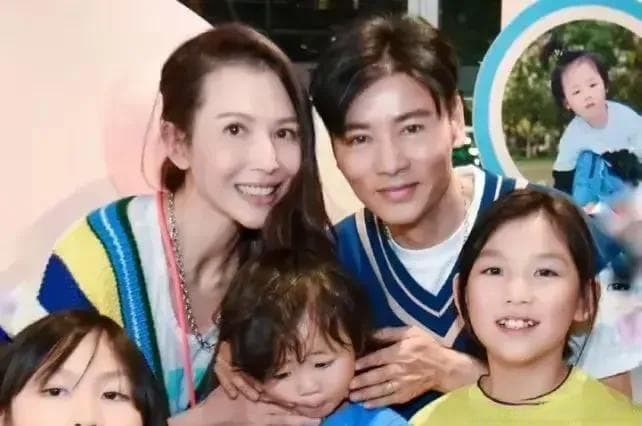 蔡少芬张晋素颜带娃游迪士尼，15年婚姻依旧甜蜜