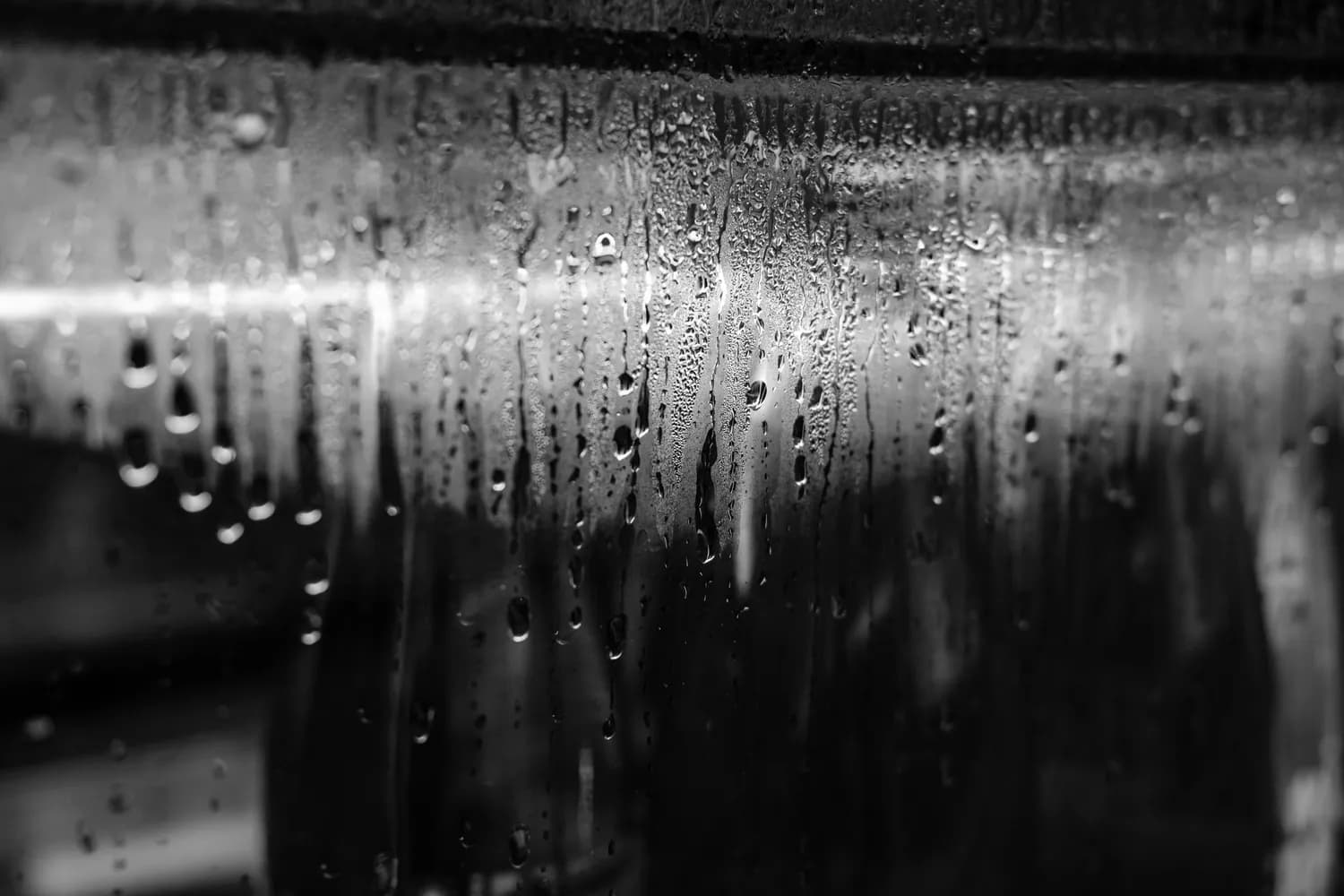 楼上漏水致新房受损，法院判赔3.5万并明确责任认定